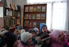 в библиотеку п.Колобово на познавательную экскурсию пришли воспитанники детского сада